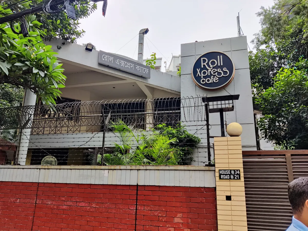 Roll Xpress Cafe — exterior