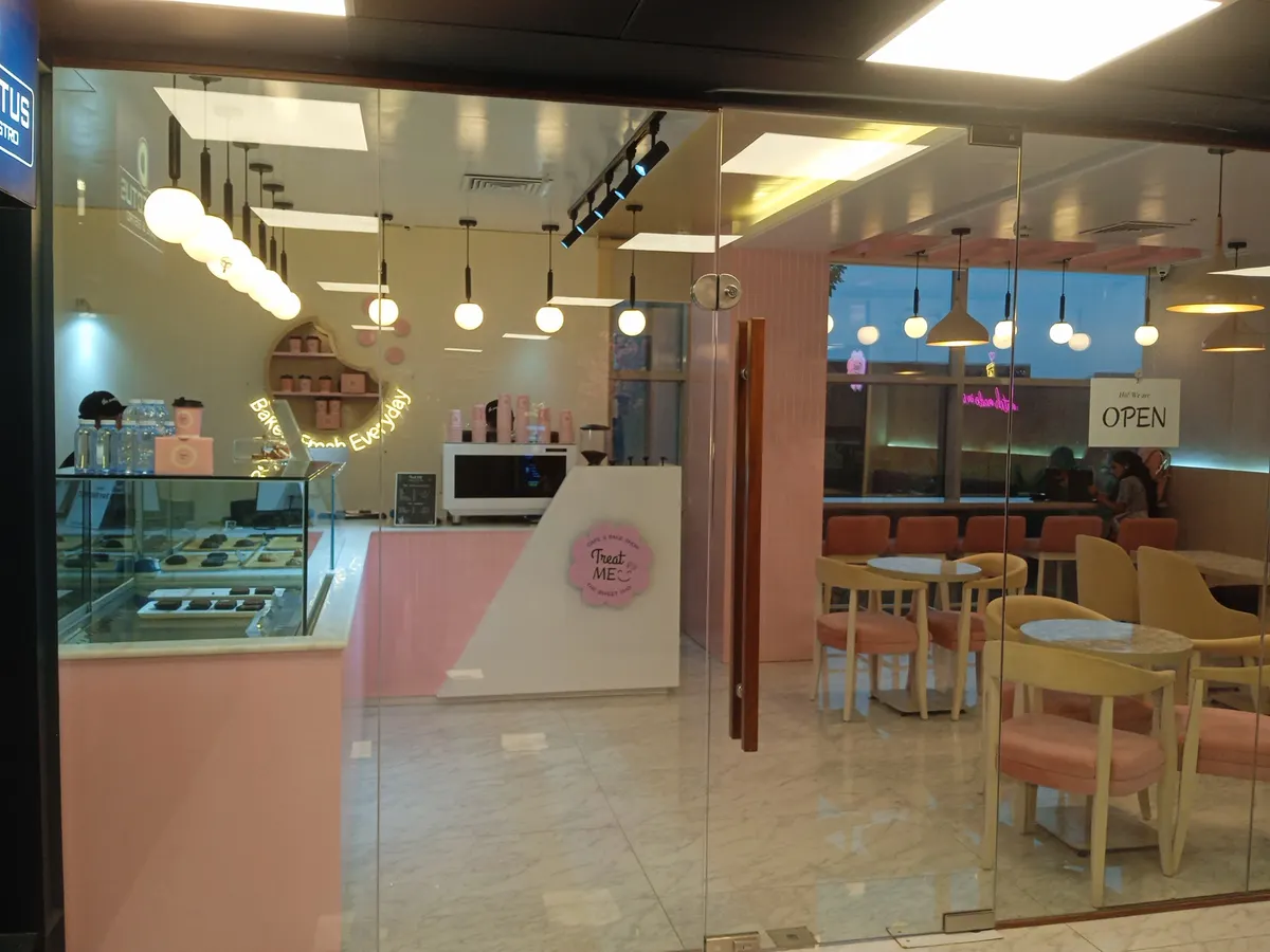 Treat ME cafe & bakeshop — interior