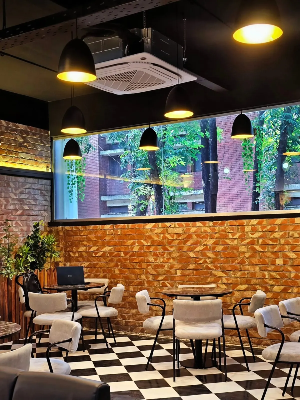 Berlin Cafe & Bistro